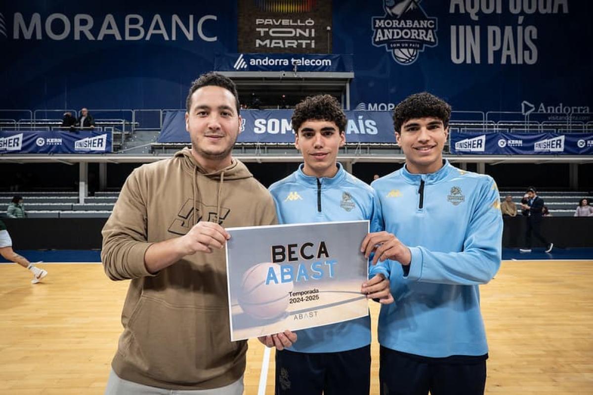 Abast awards the Abast scholarship to Óscar Domínguez, Morabanc Andorra Cadet player