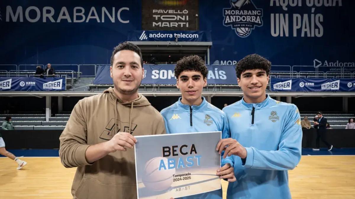 Abast lliura la beca Abast a Óscar Domínguez, jugador Cadet del Morabanc Andorra