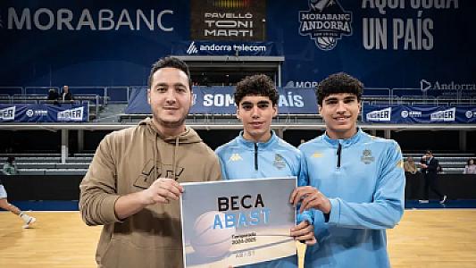 Abast lliura la beca Abast a Óscar Domínguez, jugador Cadet del Morabanc Andorra